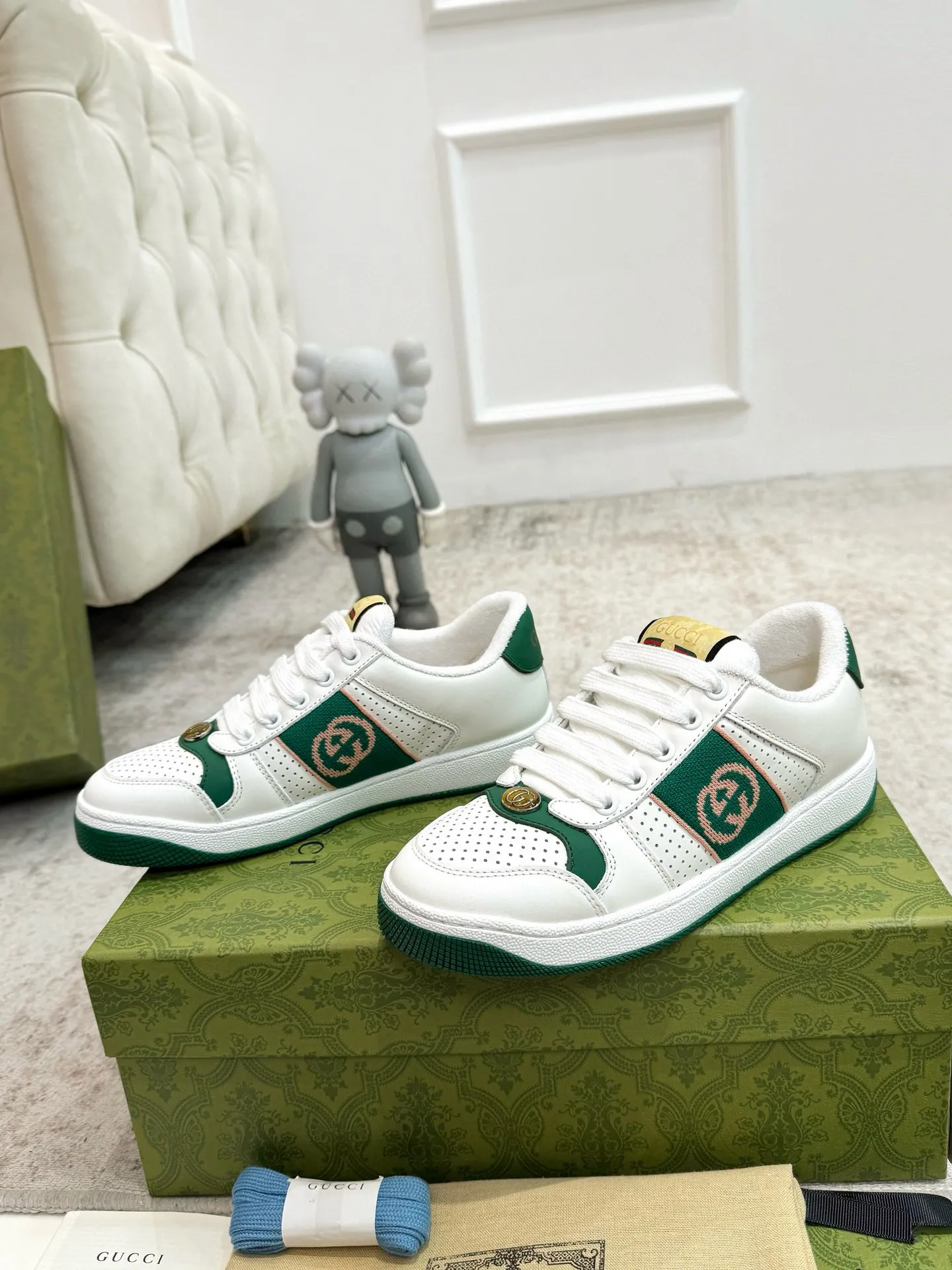 Ex-factory price: 540💰 GUCCI Gucci's newly upgraded back cover lining, top-notch old dirty shoes, classic casual sports shoes for couples, retro sneakers and old G family dirty shoes, updated at the counter simultaneously! ①The shoe upper has the same water-based edge coating process as the original version⚠️The ordinary oil edges on the market have a strong glue feel and are easy to fall off! Grade A first-layer nubuck leather (with pores)/matching computer embroidered double G cloth, high-density terry velvet lining. ② A PVC transparent small round mark sealing line is added to the details of the midsole. The mold is opened six times and the jewelry craftsmanship is used to customize the two-color double G buckle, striving to be the same as the original version. A pair of buttons is more than three times more expensive than ordinary buckles on the market. ③An old two-color washable label, the chip is placed on the outer waist of the right foot, the entire shoe is completely hollowed out with rubber technology, TUP material (rubber to distinguish the market) with the latest green packaging from the counter, 3D printed handbag, and a pair of shoelaces. There is no pressure when entering and exiting the counter. You can buy a 1:1 accurate replica of the original version and modify and upgrade it repeatedly. The details are perfectly restored, the materials are all customized, and they are truly top-notch. Please look at the details clearly to identify the quality. Upper: First-layer frosted cowhide/embroidered double G cloth. Lining: original high-density velvet lining. Foot pads: original pearlescent sheepskin. Outsole: private molded vacuum TPU material. Packaging: original top-grade full set packaging at the counter. Shoe size: women's size 35-40, men's size 39-44 (men's size 38, 45🉑️customized, non-returnable)